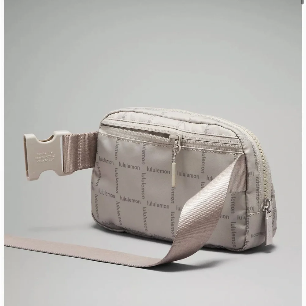NEW LULULEMON EVERYWHERE BELT BAG
COLOR Wordmark Grid Mini Raw Linen - Picture 5 of 9